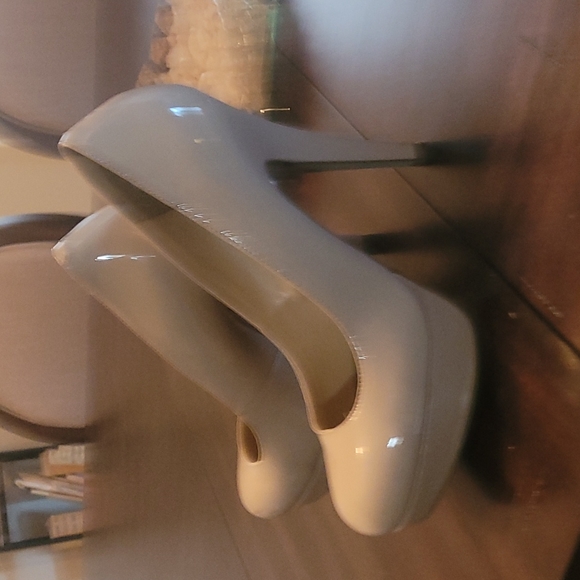 Beautiful, size 9 1/2, Light Natural Guess 6 in. Heels. Box included. Worn once - Picture 3 of 4